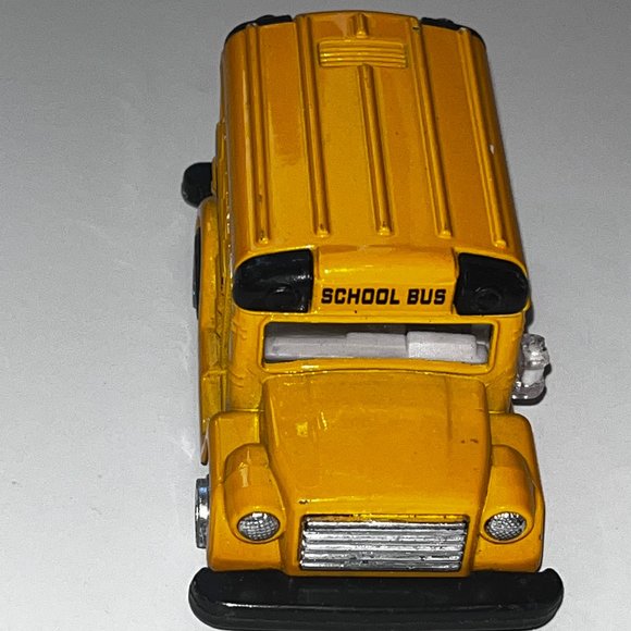 4" Kintoy School Bus Diecast Model Toy Pull Action Play Fun - Picture 1 of 4
